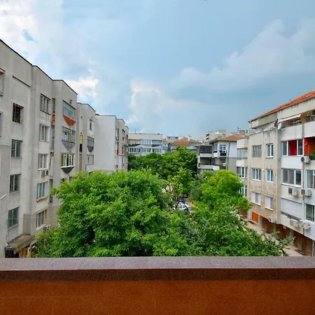 Popovich Apartment Warna